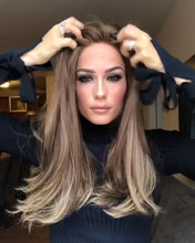 将图片加载到图库查看器，Medium long blond
